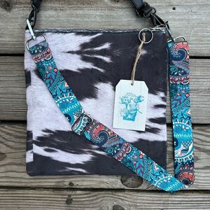 🩵NEW FLEECE COW PRINT BAG PURSE w/ EAR TAG BAG CHARM & DECORATIVE PAISLEY STRAP🩵